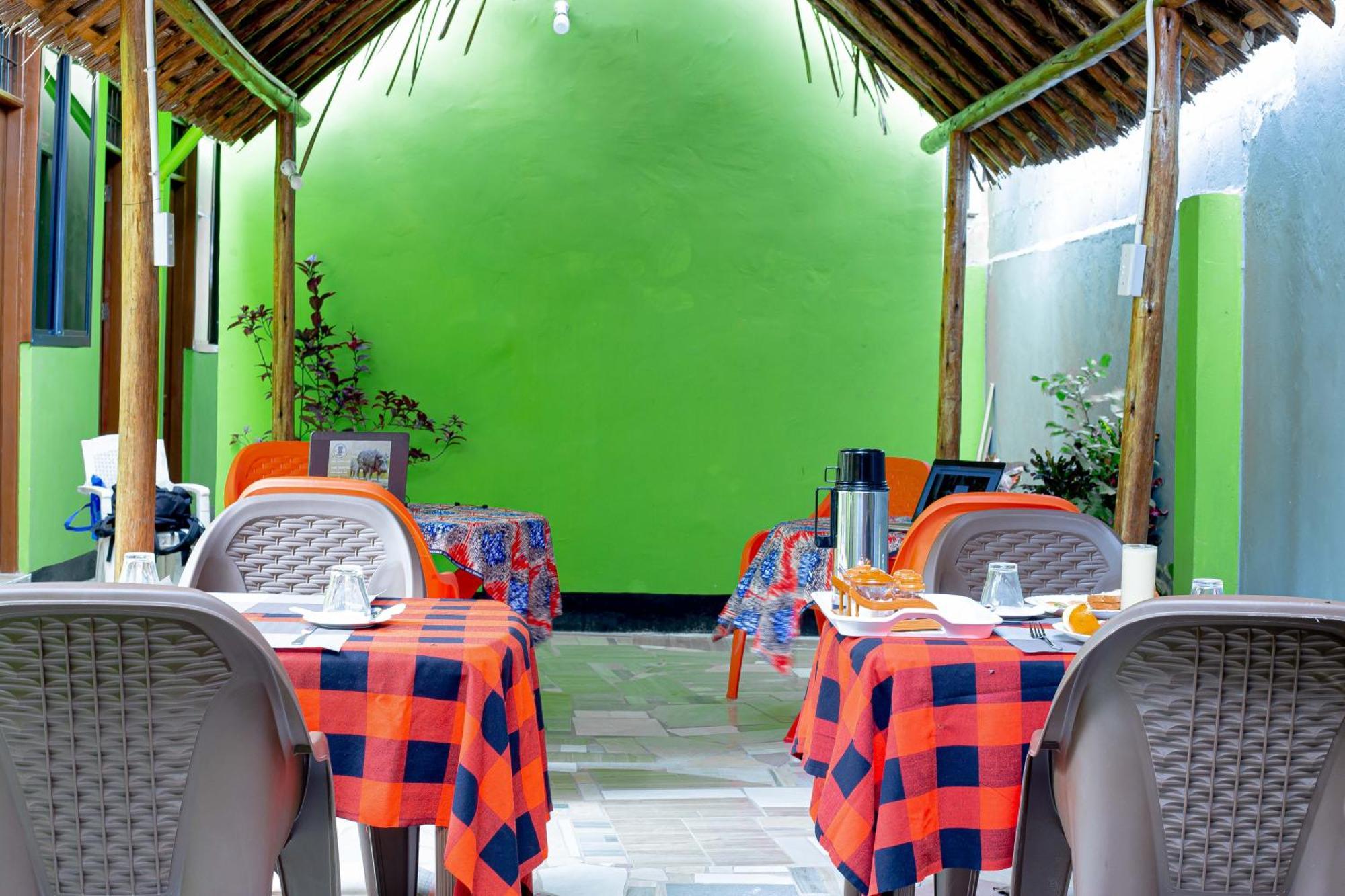 L&J Modern Backpackers Bnb Dar es Salaam Exterior foto